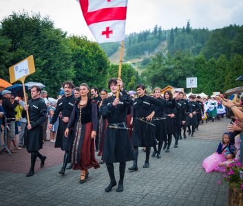 Barwny korowód z okazji TKB przeszedł przez Wisłę